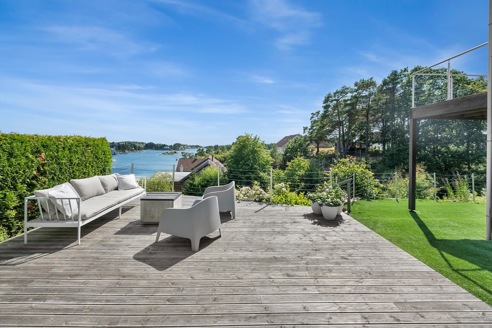 Ned trappen fra terrasse kommer du ned et usjenert og flott uteområde bestående av terrasse og kunstplen Galleribilde