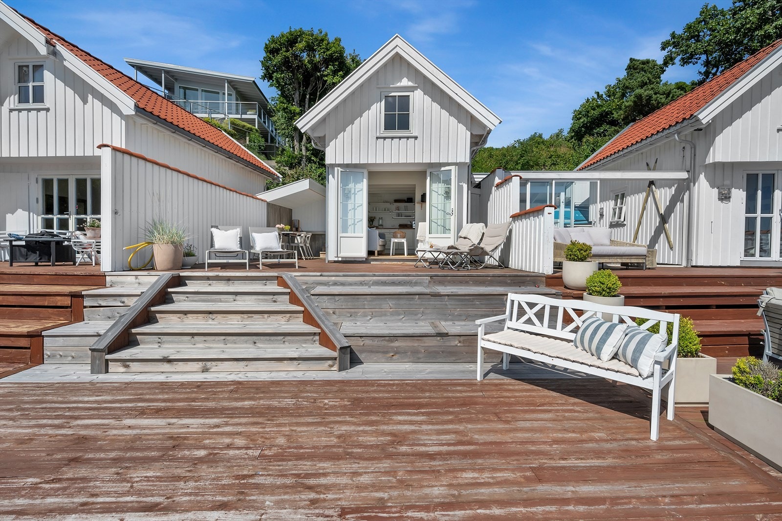 Bryggen ligger lunt og solrikt til, med plass til båt, soling og bading Galleribilde