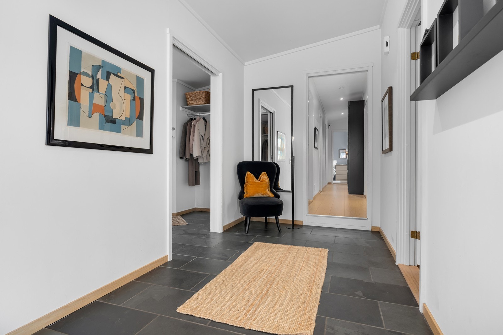 Gangen tilbyr en naturlig og oversiktlig flyt mellom oppholdsrom og private rom. Galleribilde