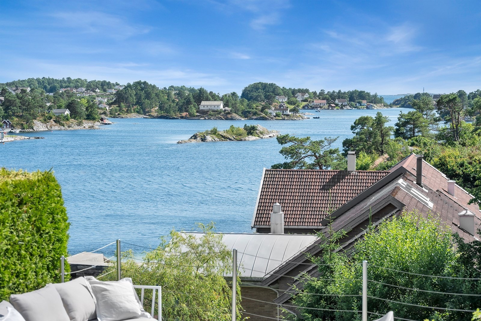 Flott sjøutsikt fra terrasse Galleribilde