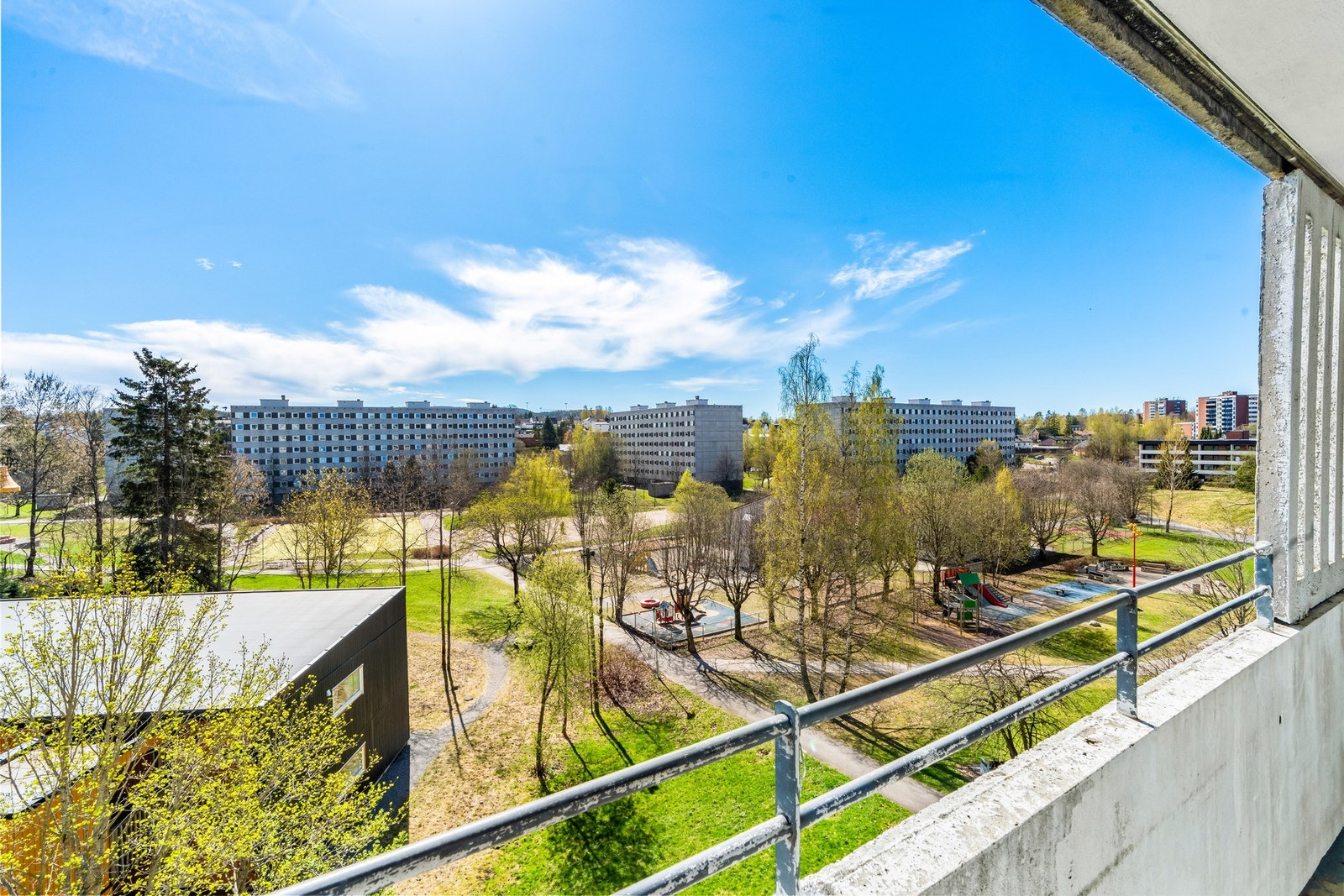 Fra balkongen er det hyggelig utsyn over fellesområdene i borettslaget Galleribilde