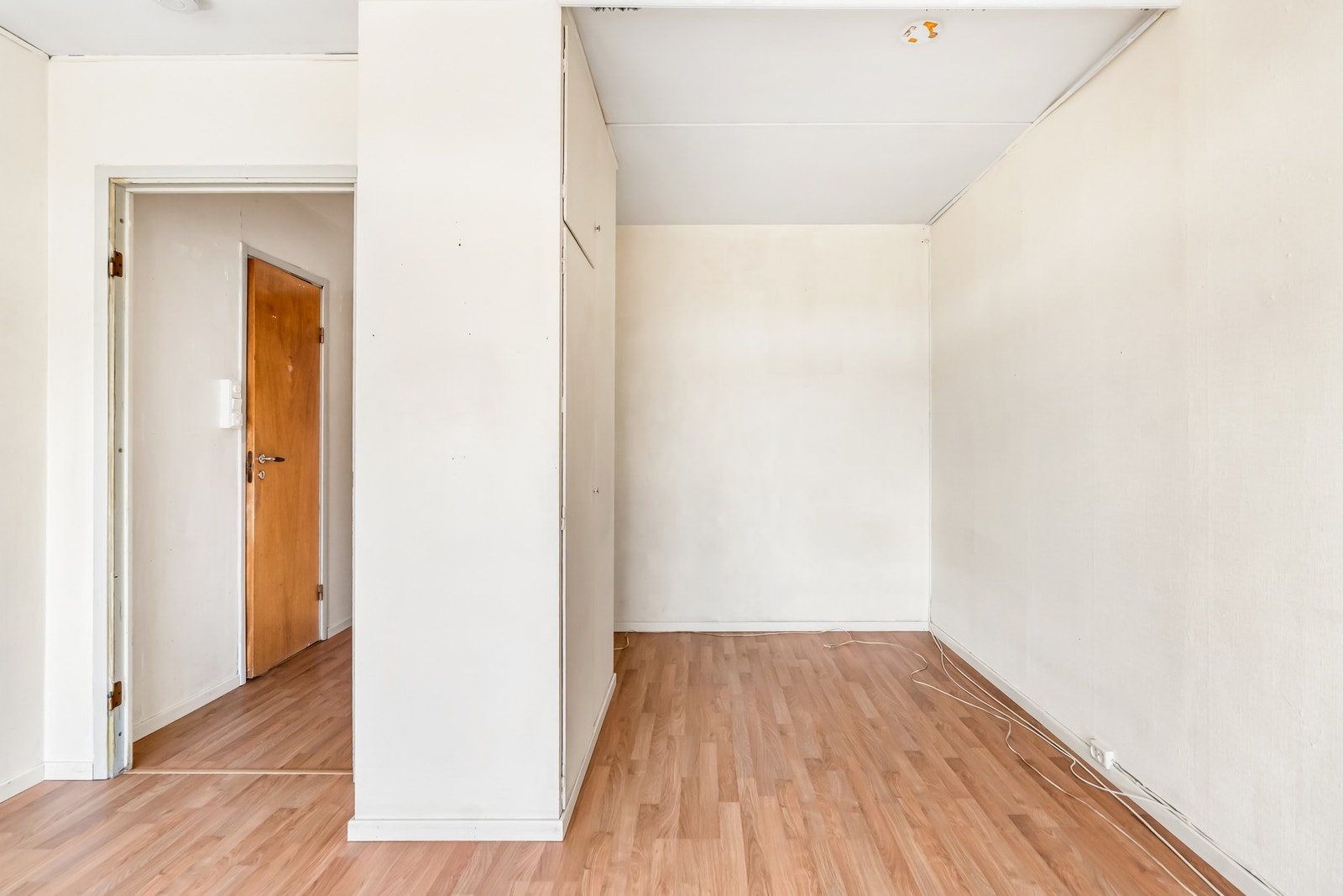 Det er god plass til dobbeltseng i sovenisjen innerst i stuen Galleribilde
