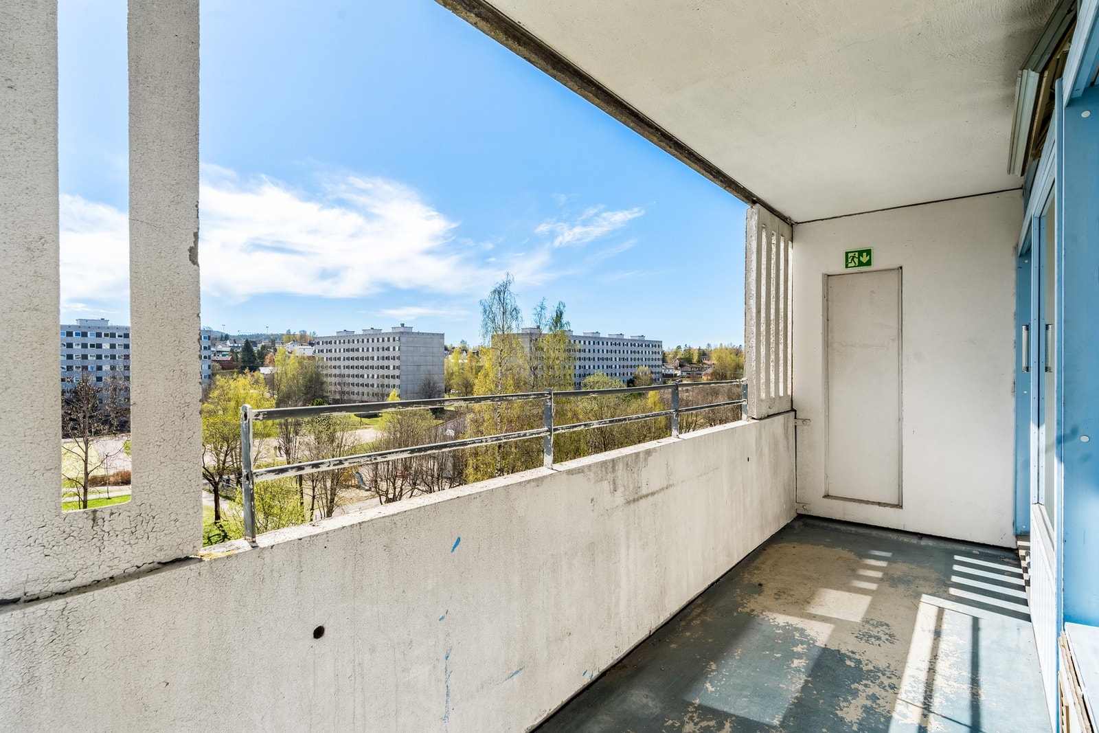 Boligen har en romslig balkong med gode solforhold Galleribilde