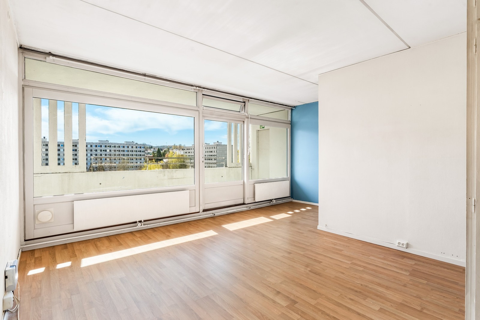 Boligens oppholdsrom er av god størrelse, og de store vindusflatene gir boligen en lys og luftig følelse Galleribilde