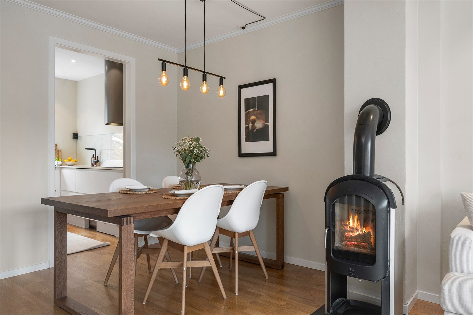 På stuen er det etablert lukket ildsted som bidrar til lun og koselig stemning. Det er også installert varmepumpe i boligen for energibesparende oppvarming. Galleribilde