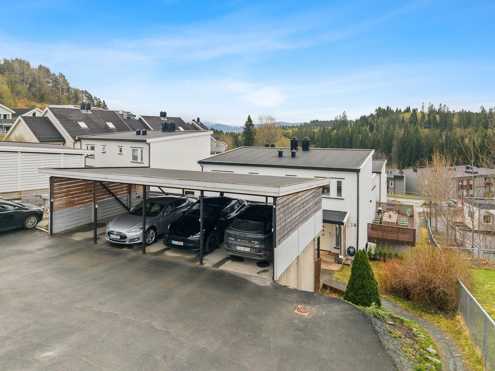 Med boligen følger det egen parkeringsplass i carport hvor det er etablert elbillader. Galleribilde