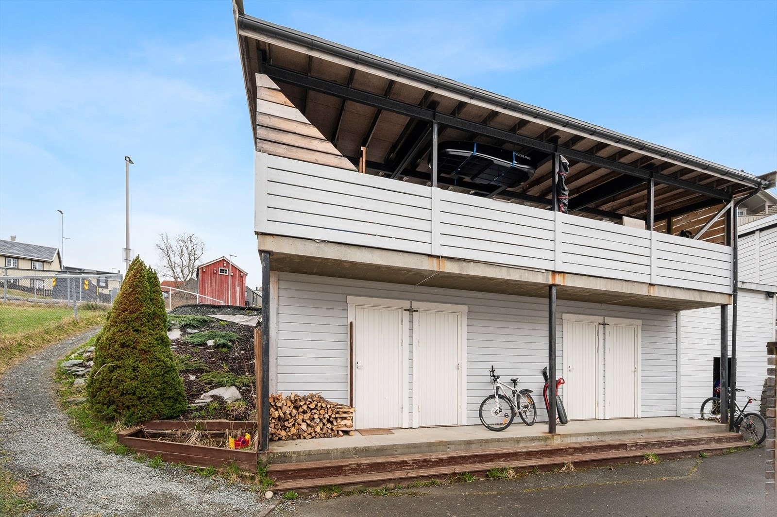 Rett utenfor inngangsparitet, og under carporten, har du utvendig bod nr. 2. Selger opplyser at begge de utvendige bodene har stikkontakt. Galleribilde