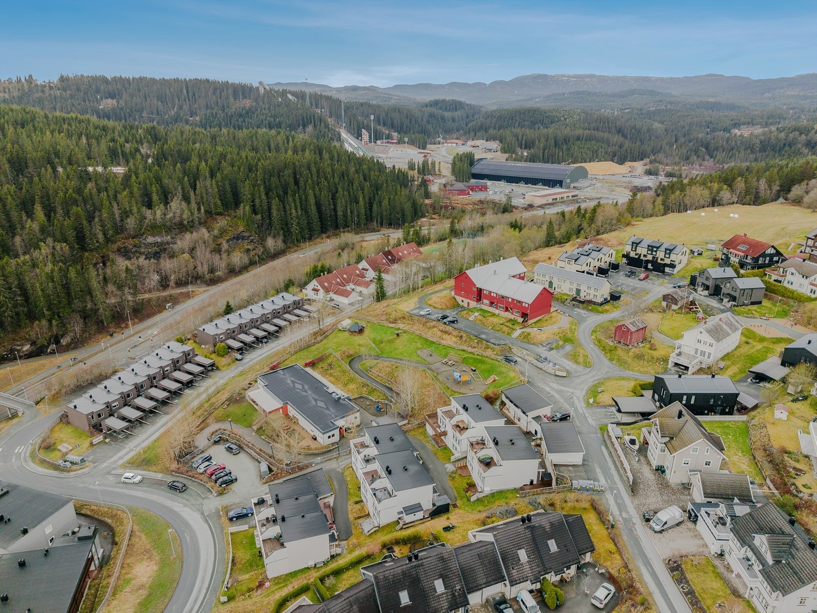 Her kan du bo med øyeblikkelig nærhet til marka og Granåsen med en rekke fine turmuligheter, året rundt. I området finner du også barnehage, matbutikk og kollektivtransport. Galleribilde
