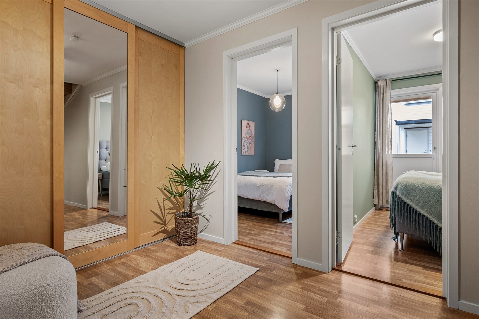 Mellom soverommene ligger det en romslig gang på 15 m², med god plass til praktisk garderobeløsning. Galleribilde