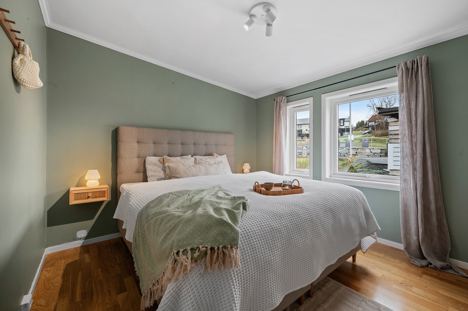 Ved siden av loftstuen er det største soverommet med et areal på 10,5 m². Her er det god plass til dobbeltseng og stor garderobeløsning. Galleribilde