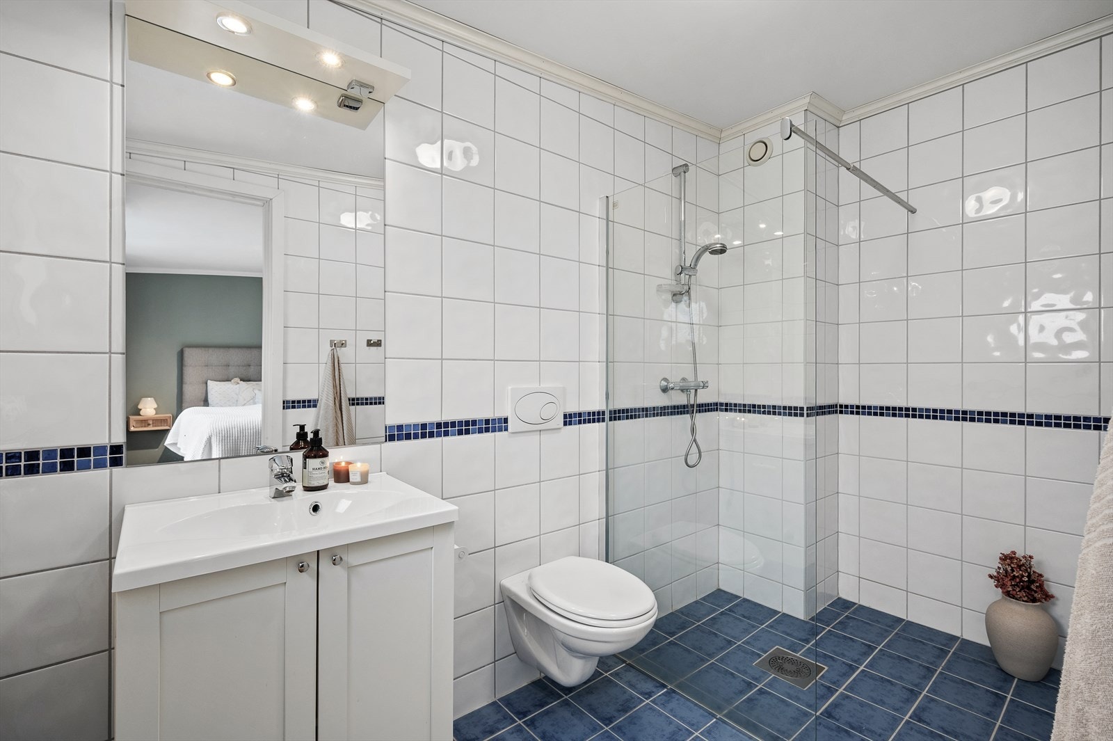 Fra soverommet har du direkte adkomst til eget flislagt bad på 4,5 m². Det er foretatt hulltaking og tilliggende konstruksjoner til våtrommet er vurdert til TG0 av takstmann. Galleribilde