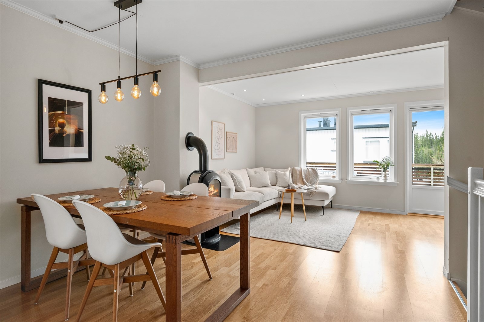 Stuen i boligens hovedetasje har et areal på 34 m² med god plass til middagsbord, sofakrok og annen ønsket møblering. Galleribilde