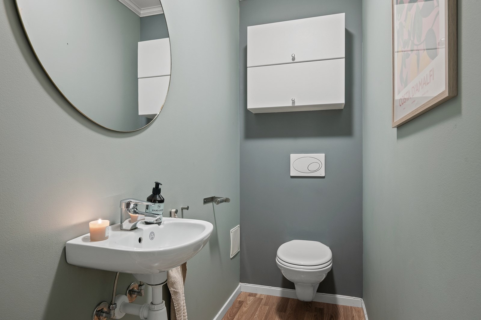 Praktisk adskilt toalettrom, vegg i vegg med badet. Galleribilde