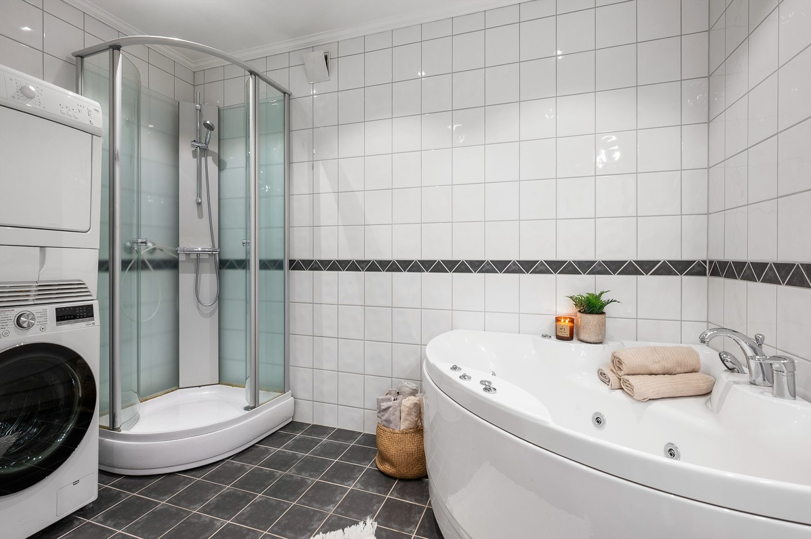 Badet er romslig på 8,5 m² og innredet med fliser på gulv og vegger. Galleribilde