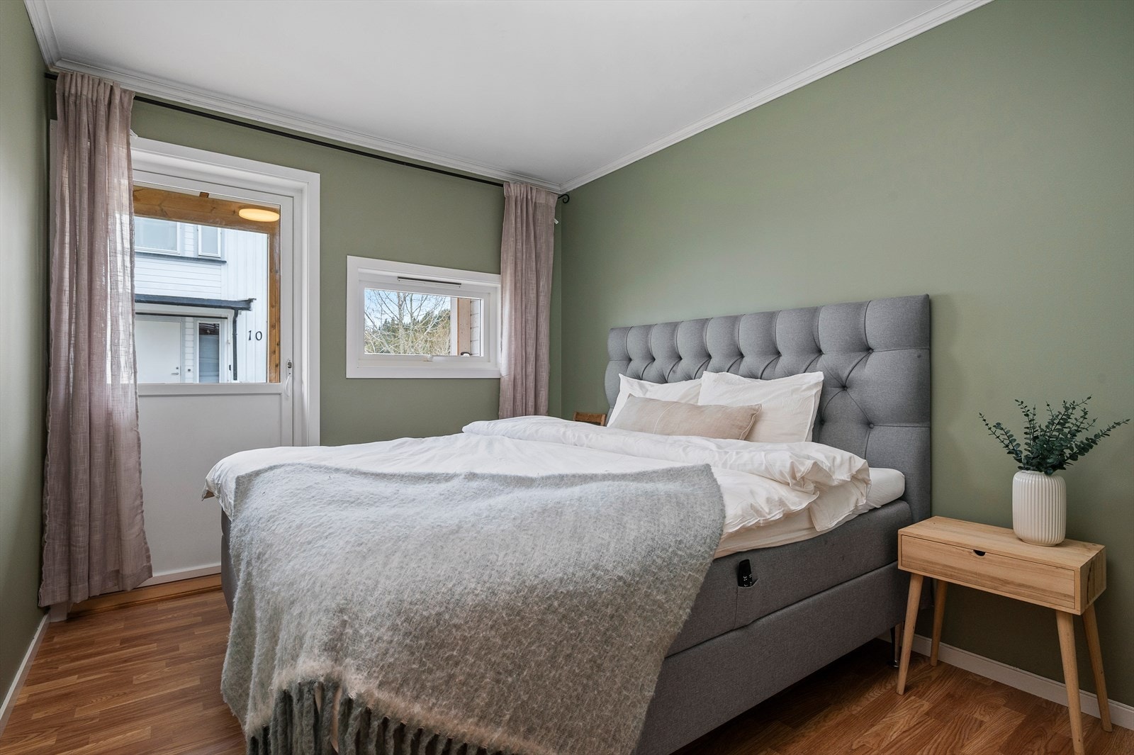 Rom nummer to måler 8,5 m², med egen adkomst til en terrasse på 9,5 m², og boden som i dag benyttes til treningsrom. Galleribilde