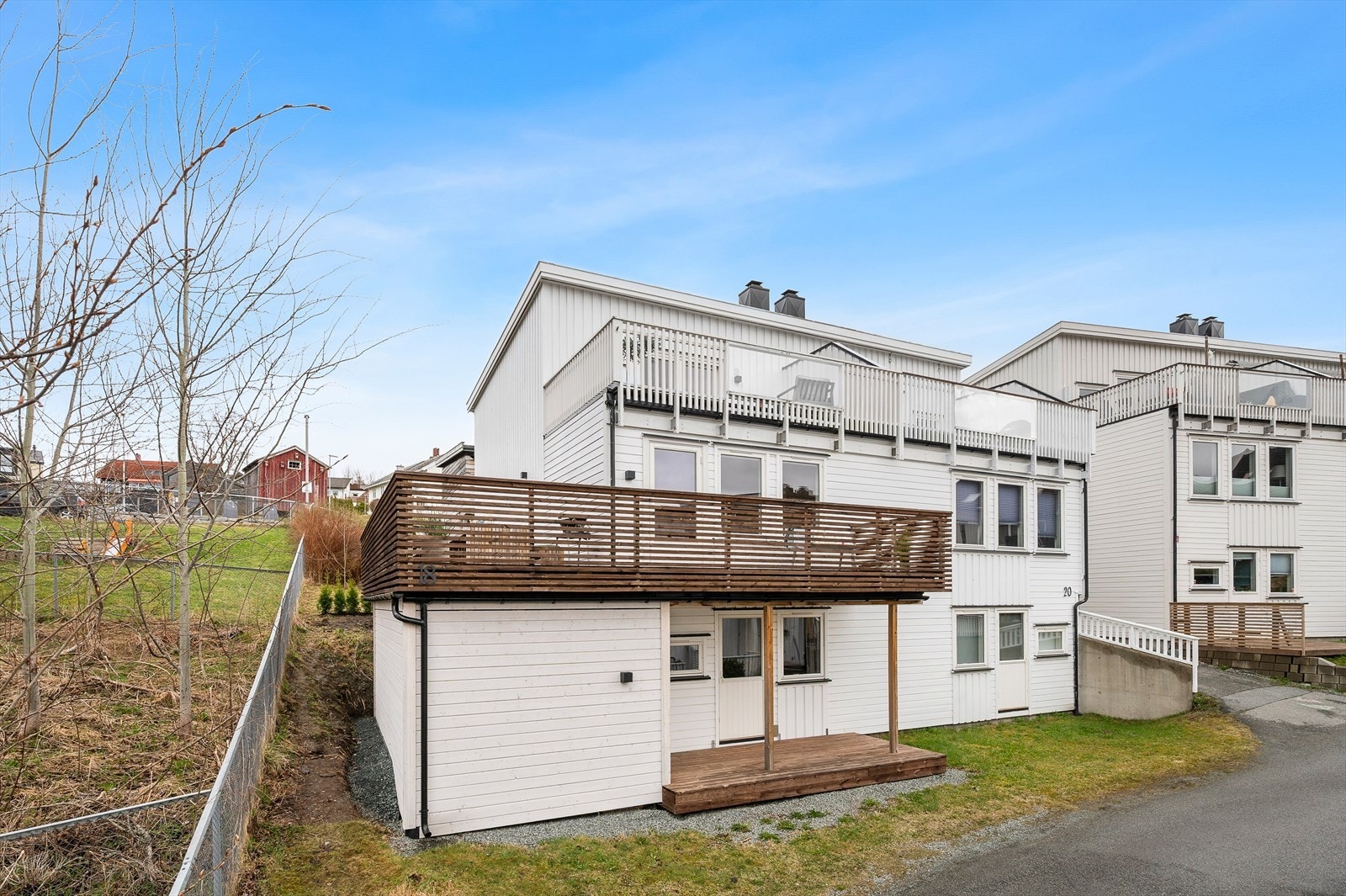 Velkommen til Kolsåslia 18 - En pen familiebolig med 3 store soverom, 2 bad, i overkant av 70 m² solrikt terrasseareal og eget treningsrom. Galleribilde