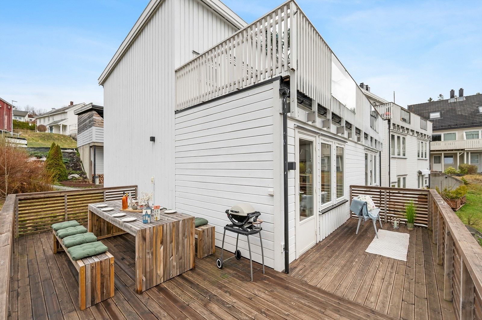 Fra stuen har du adkomst til en av boligens mange pent opparbeidede uteområder. Verandaen er utvidet i 2022 og måler hele 29,5 m². Galleribilde