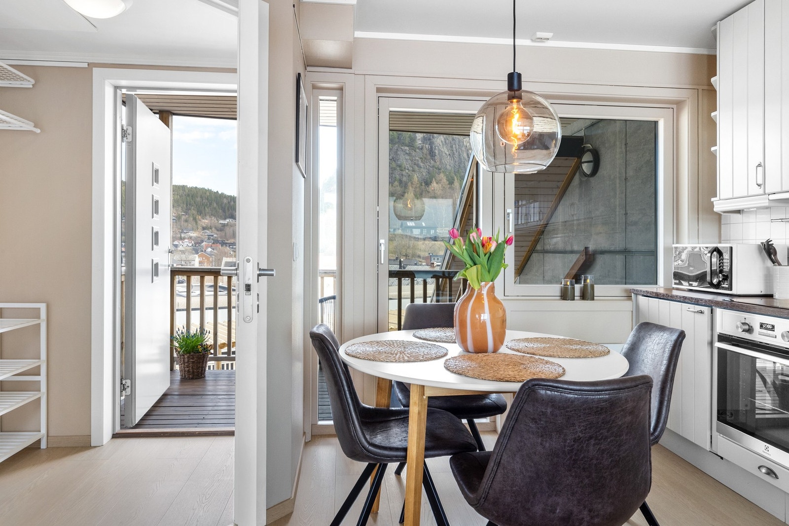 Plassbesparende løsning med rundt spisebord Galleribilde