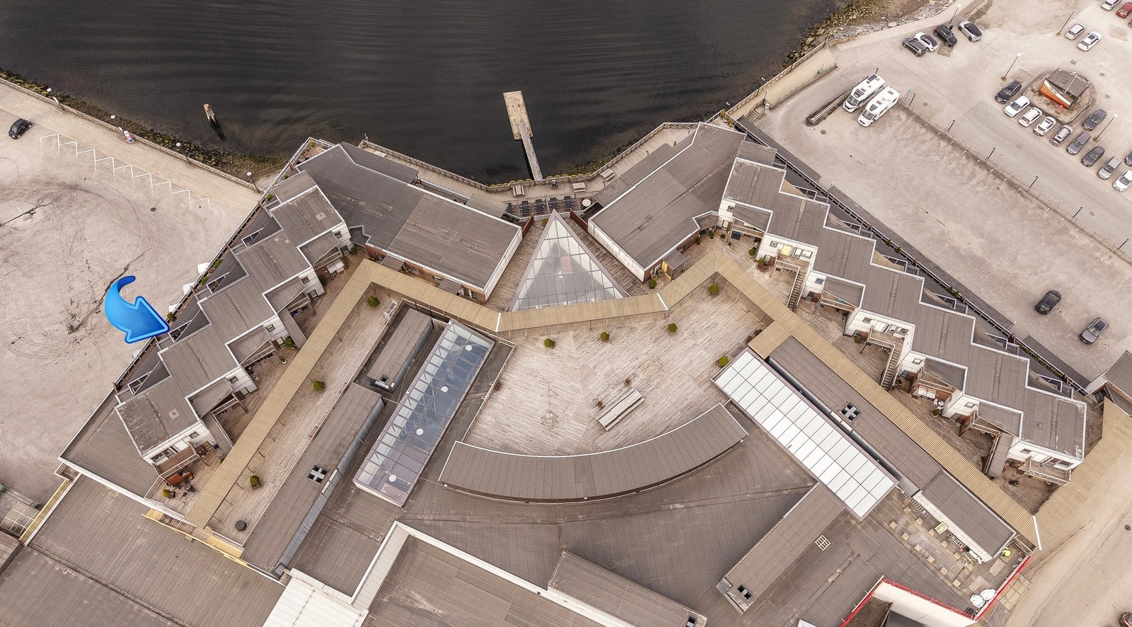 Takoverbygd svalgang til leilighetene og fine fellesarealer plassert i byggets midtparti Galleribilde