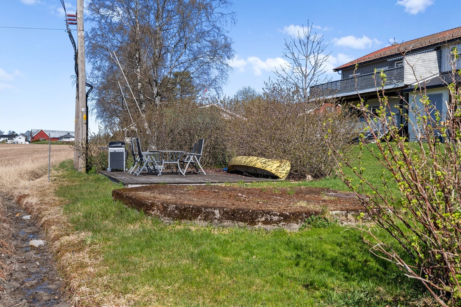 Felles uteplass på fremsiden av huset. Galleribilde