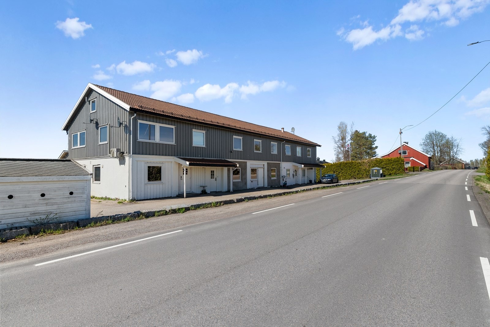Eiendommen ligger i et rolig og skjermet område med lite trafikk, perfekt for deg som ønsker å bo naturnært med god avstand til byens støy. Galleribilde