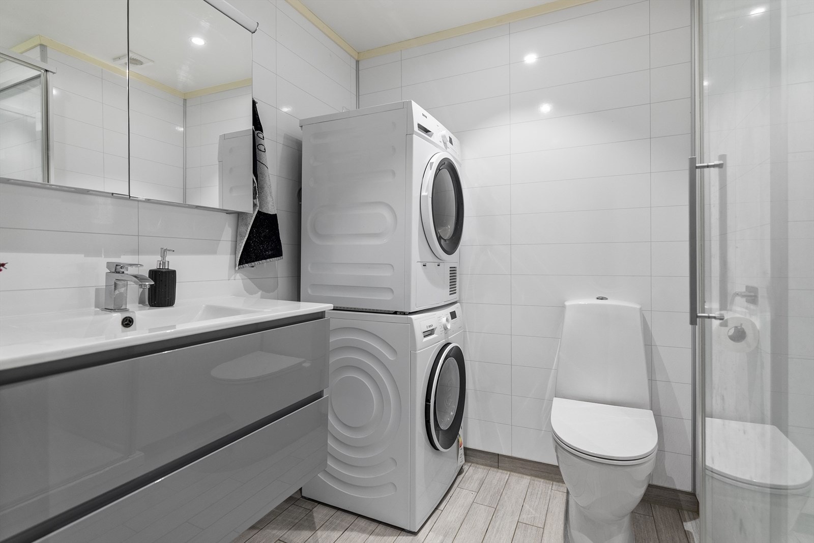 Badet er fra 2015/16 og fremstår pent og praktisk med baderomsplater på vegger, malt himling og flislagt gulv med behagelige elektriske varmekabler. Galleribilde