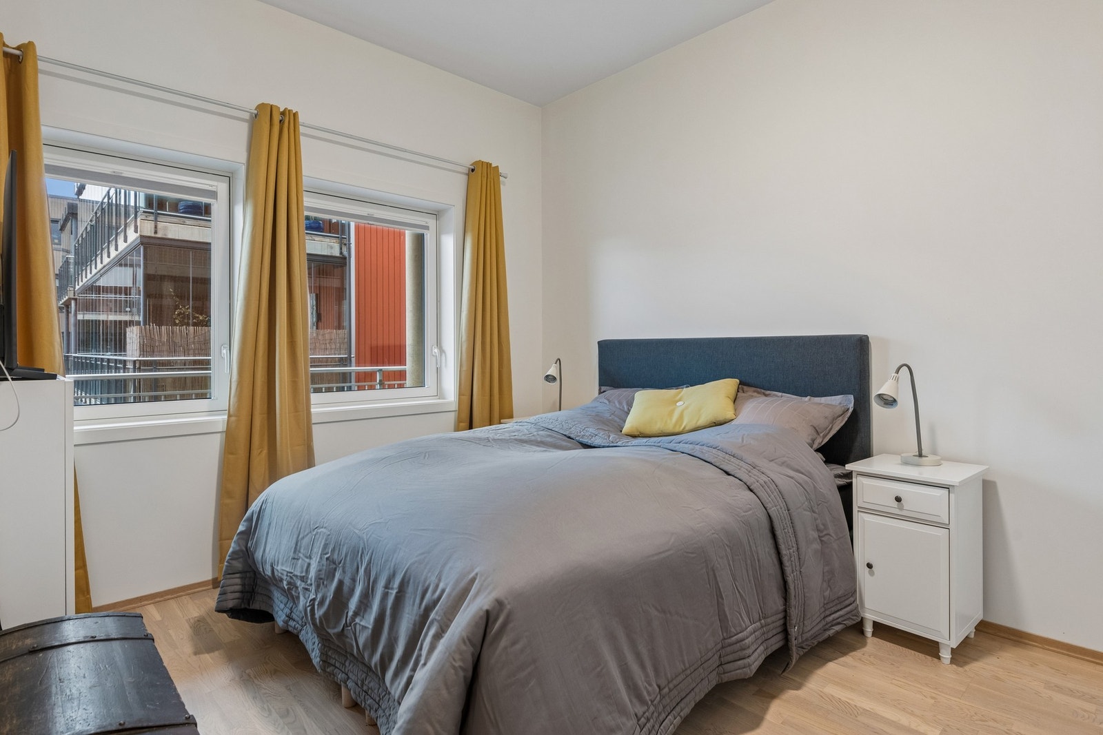 Hovedsoverom med skyvedørsgarderobe og god plass til dobbeltseng. Galleribilde