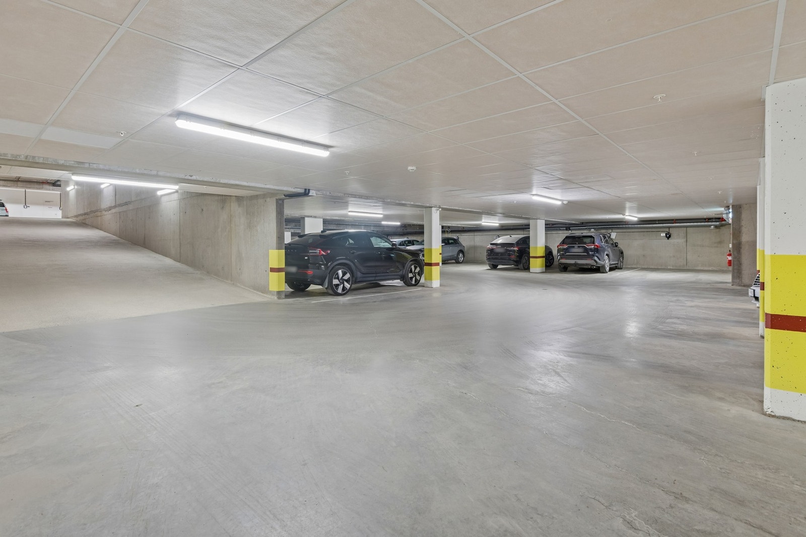 Fast parkeringsplass i lukket parkeringskjeller. Infrastruktur til elbillading er montert. Galleribilde