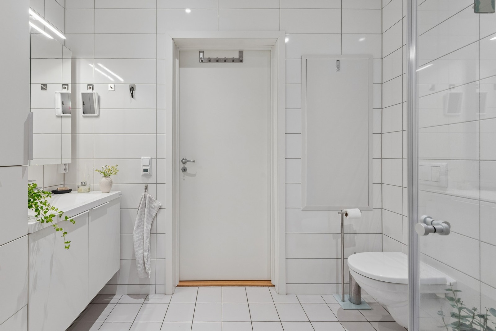 Romslig og stilrent bad med fliser og gulvvarme. Galleribilde