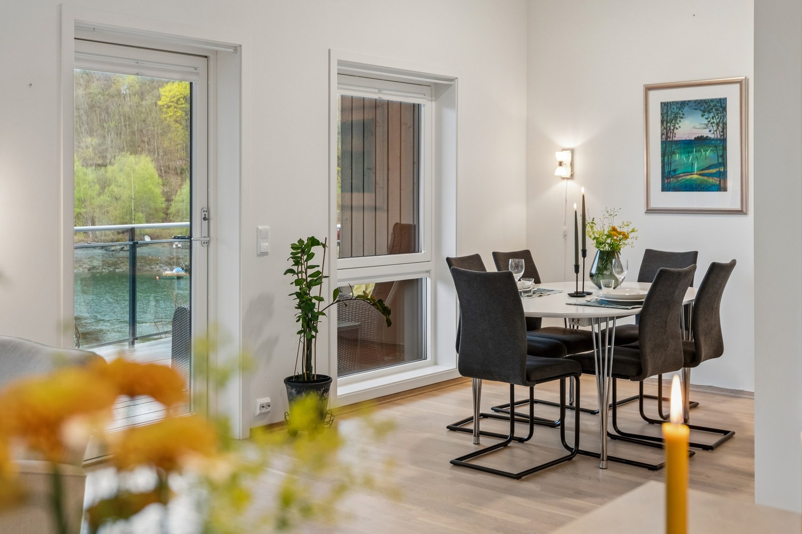 Spiseplass med hyggelig utsyn og plass til større spisebord. Galleribilde