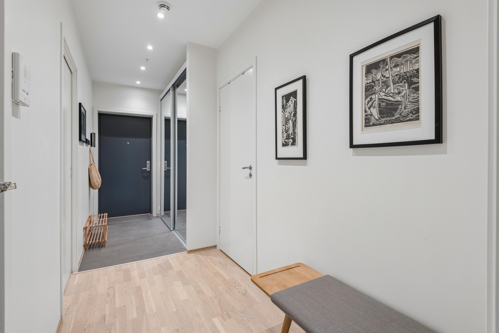Lys og praktisk entré med skyvedørsgarderobe og god oppbevaringsplass. Galleribilde