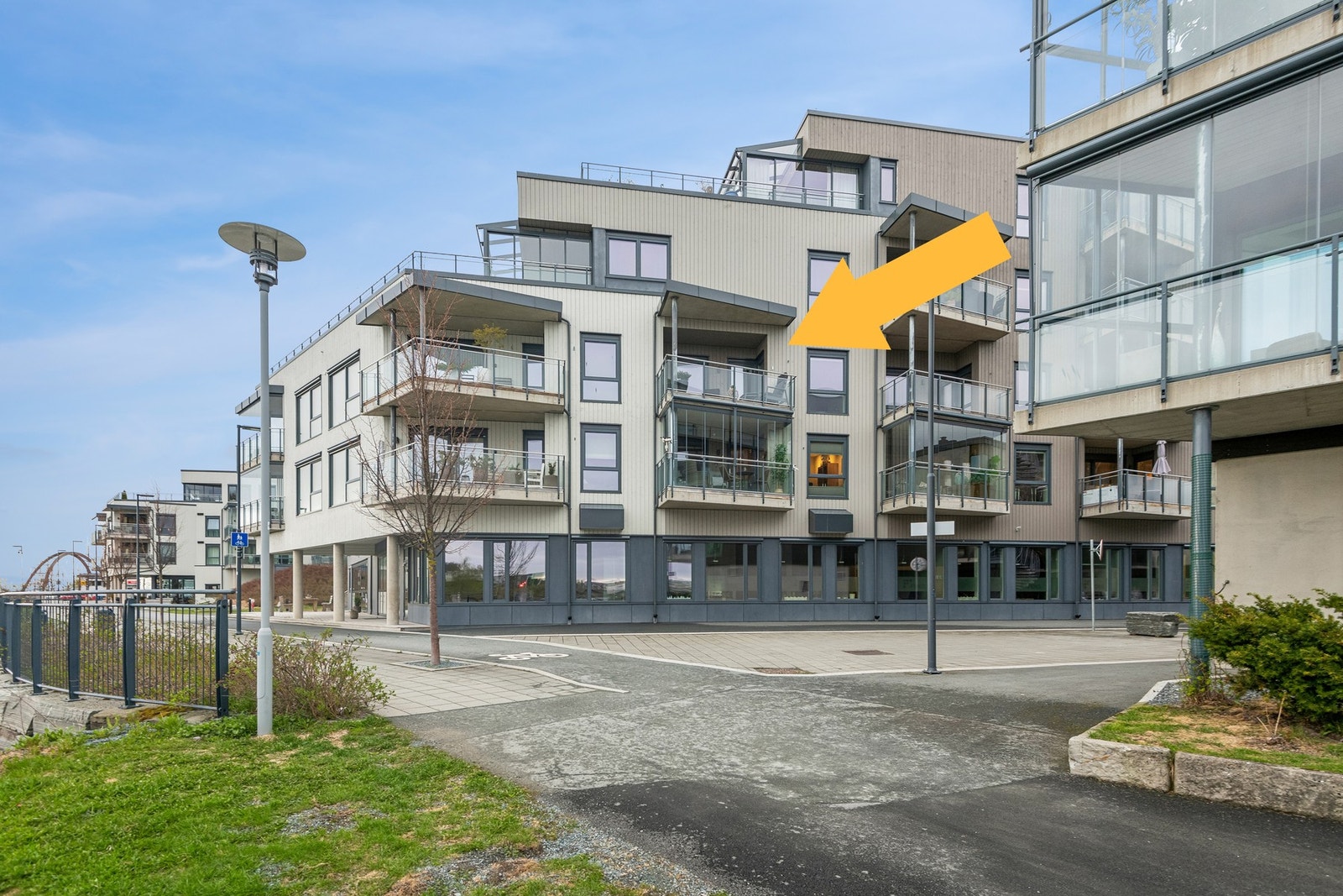 Leiligheten ligger fint til i 3. etasje med heisadkomst. Galleribilde