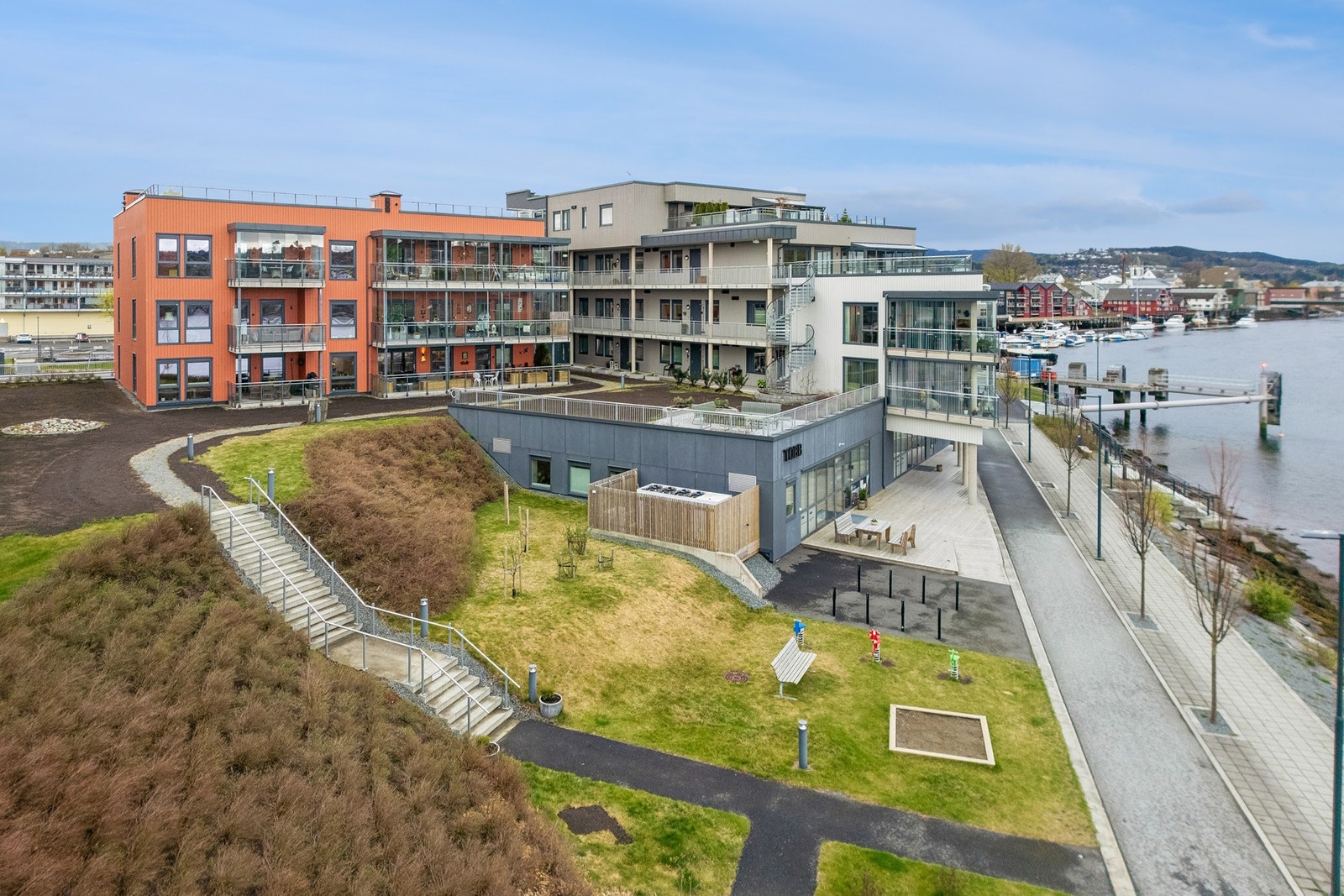 Pent opparbeidet fellesområde for borettslaget - med både takterrasse, plen, ulike sittegrupper og lekeplass. Galleribilde