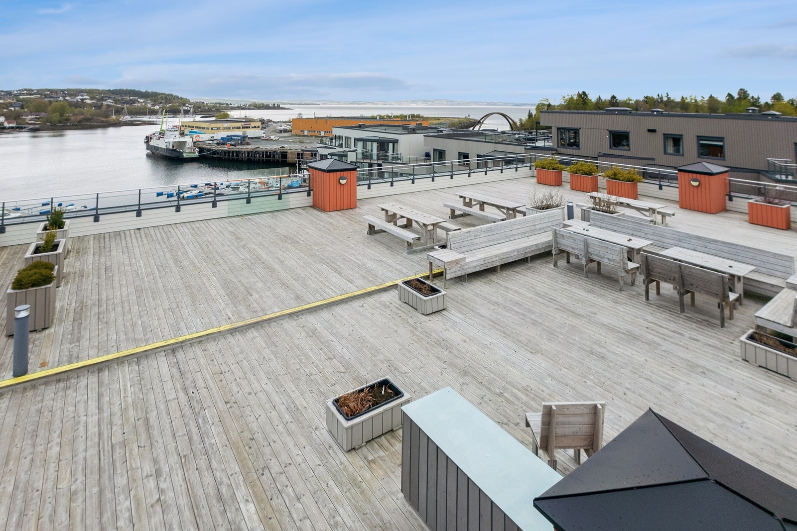 Felles takterrasse for beboerne i borettslaget - her har man både flott utsikt og gode solforhold Galleribilde