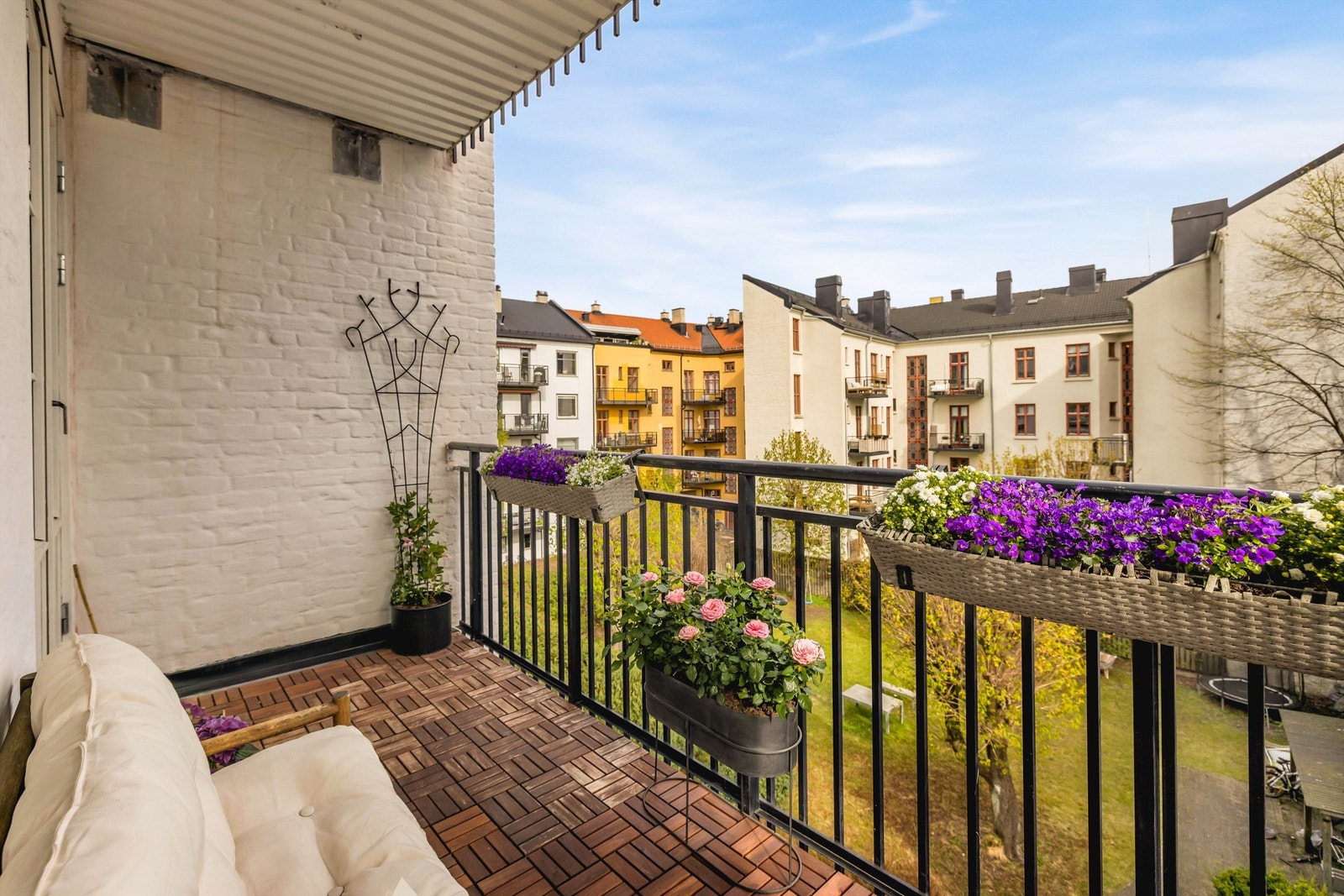 Her er det god plass til utemøbler og grill. Galleribilde