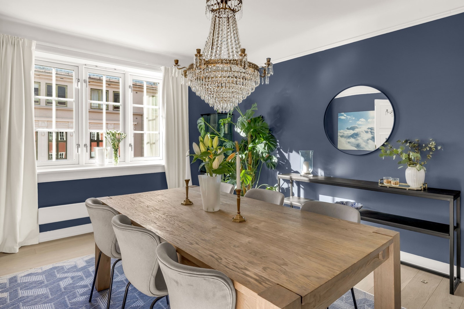 Fine lysforhold gjennom store vindusflater. Galleribilde