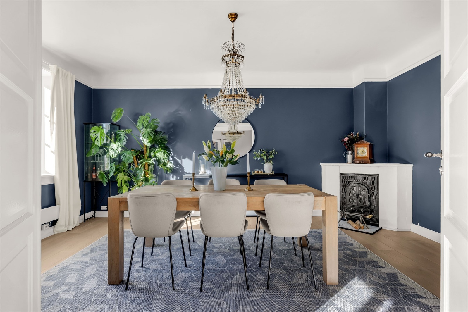 Spisestue med god plass til spisebord. Et sosialt rom som legger til rette for hyggelige sammenkomster med familie og venner. Galleribilde