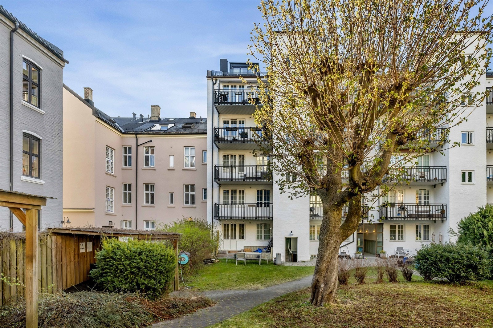 Gården er velholdt og sameiet har god vedlikeholdshistorikk. Galleribilde