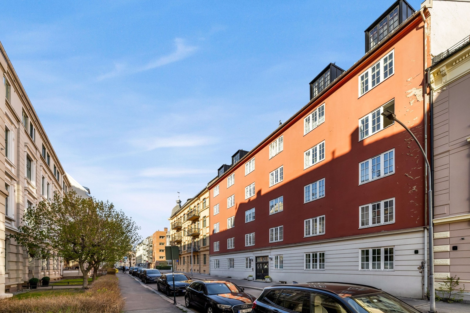 Tilbaketrukket beliggenhet i enveiskjørt sidegate. Galleribilde