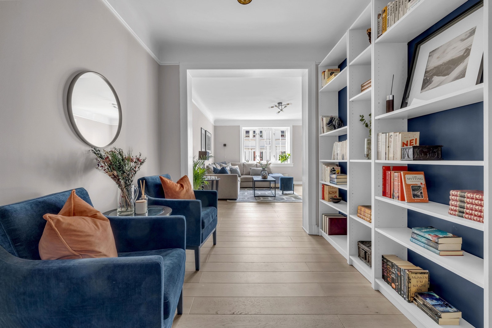 Forstue som fungerer som et innbydende første oppholdsrom og leder videre til to stuer av større størrelse. Galleribilde
