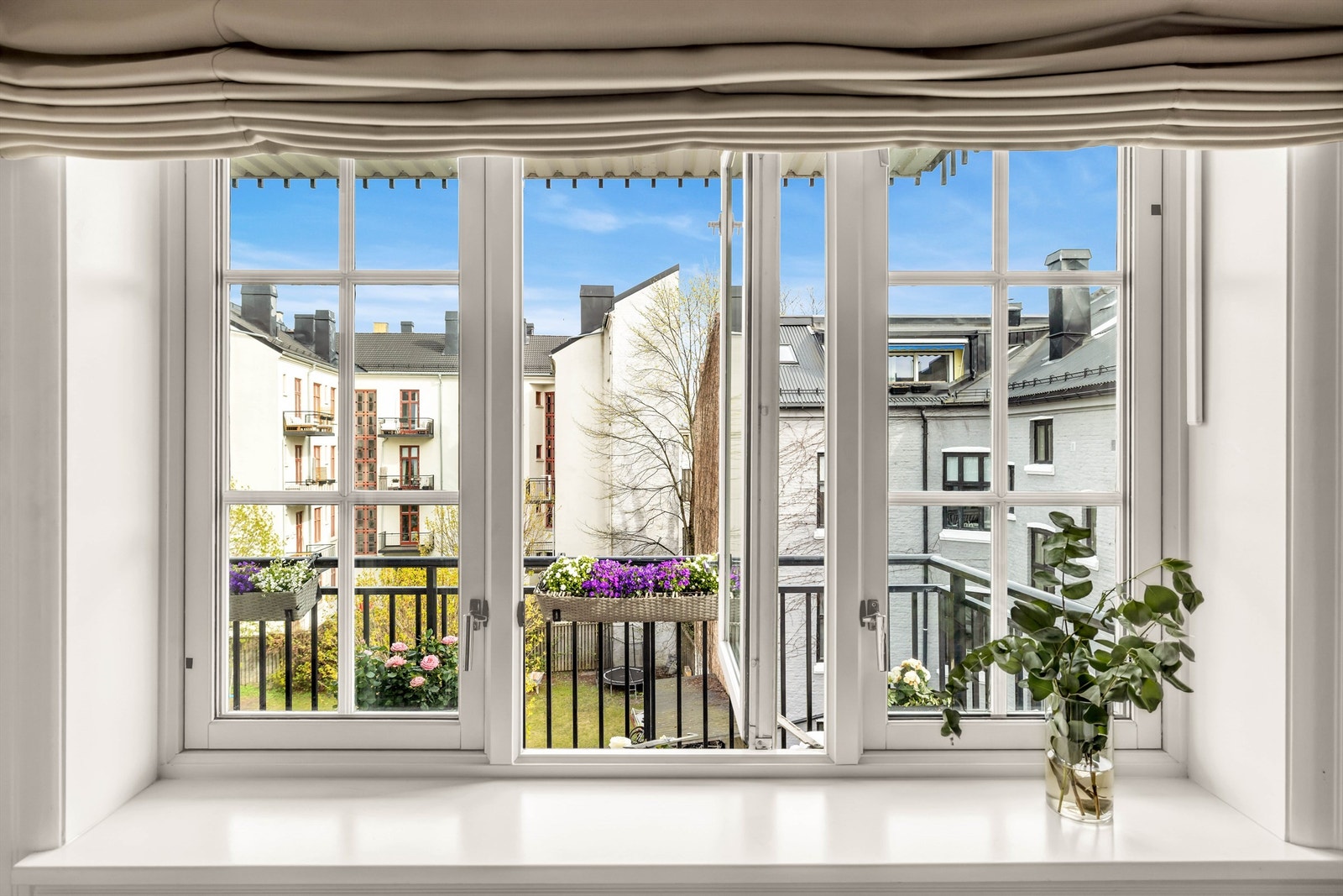 Soverommet vender inn mot rolig gårdsrom. Galleribilde