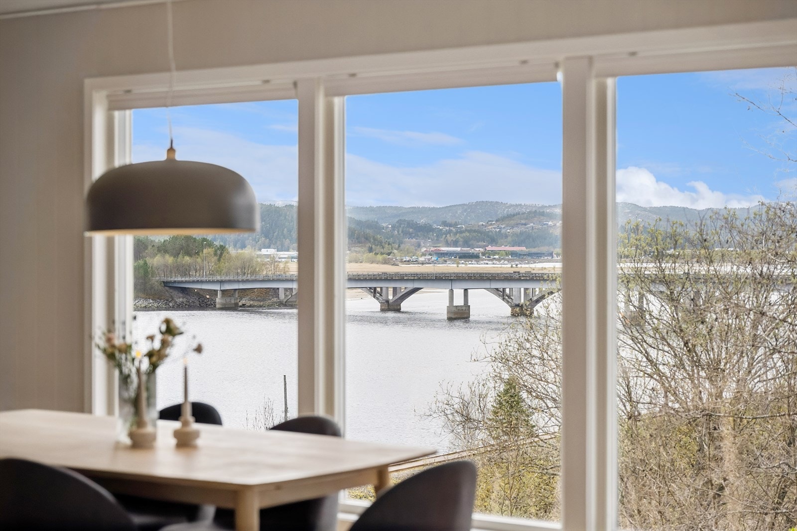 Utsikt fra spiseplass. Stue er på ca. 40 kvm. Galleribilde