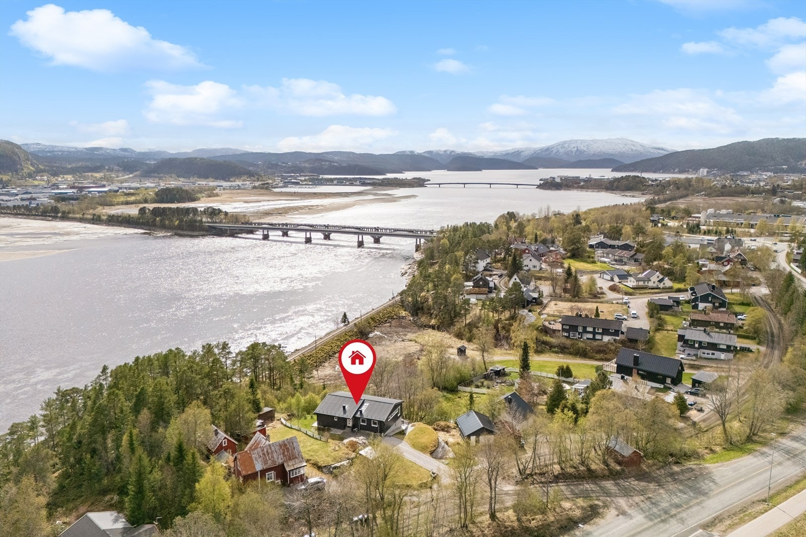 Velkommen til Breivika 12! Enebolig med stor eiet tomt. Flott sjøutsikt! Garasje. Foto: Efkt v/Line Ottesen Berre. Galleribilde