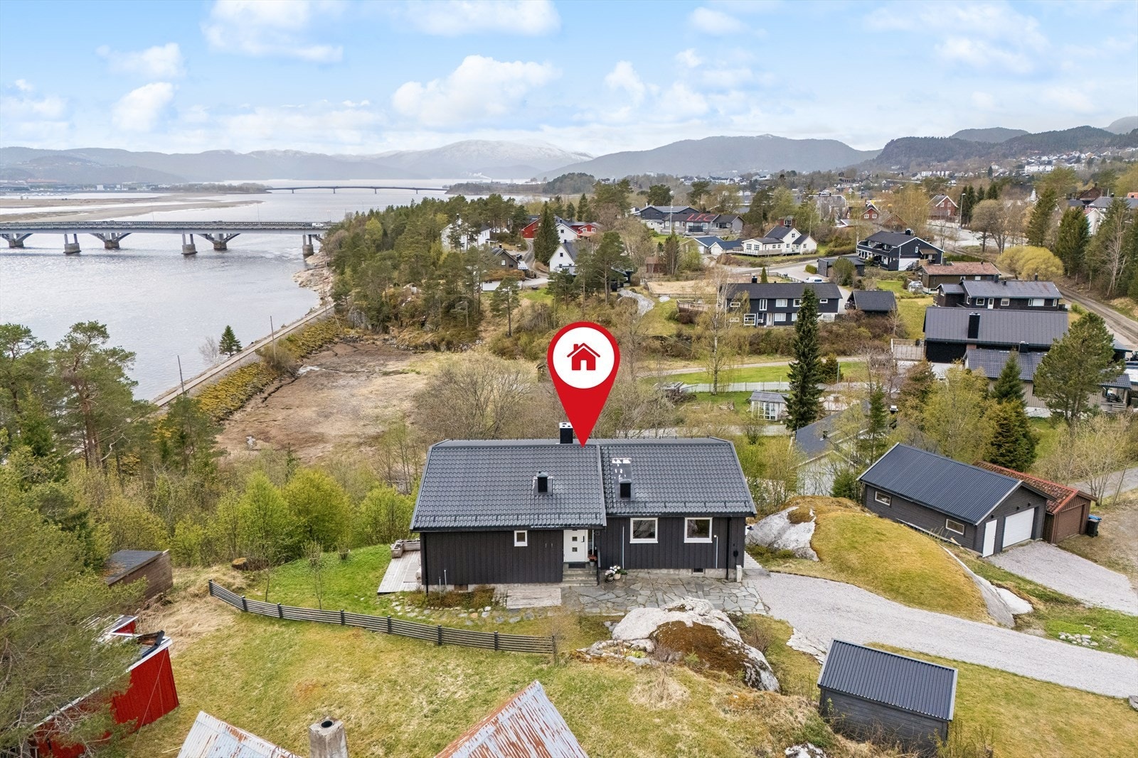 Skjermet beliggenhet på en liten høyde med lune uteplasser. Flott utsikt! Galleribilde