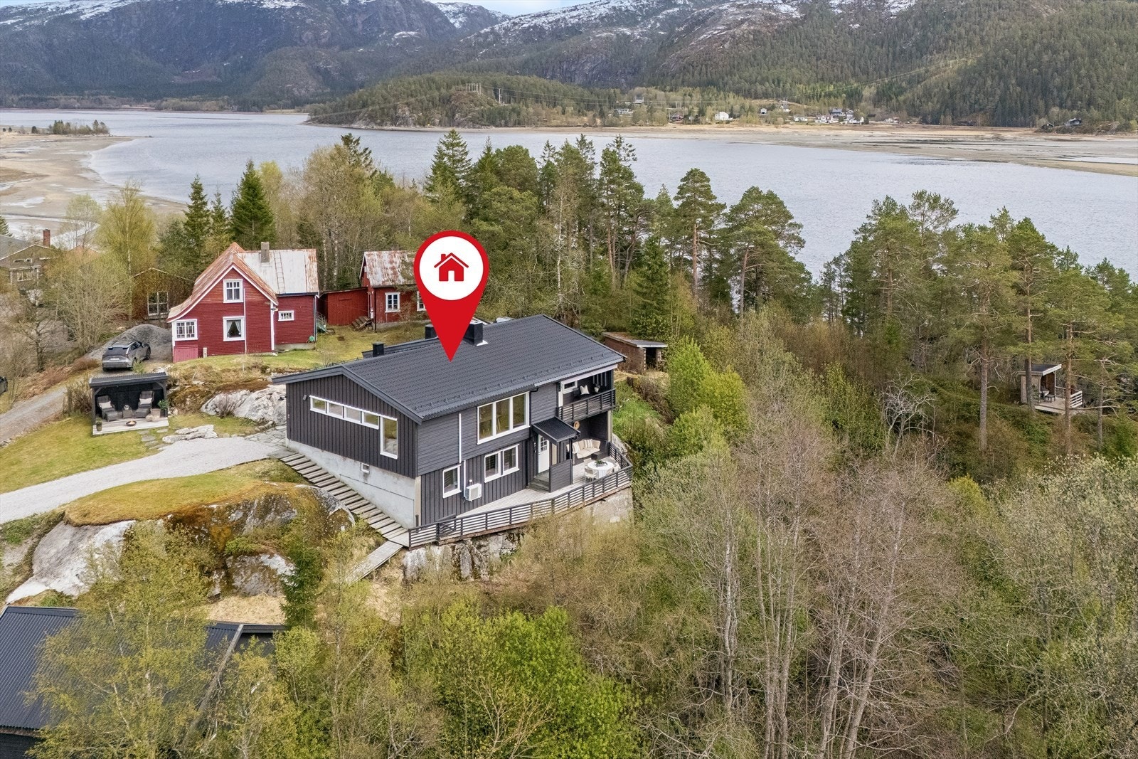 Familievennlig beliggenhet med kort avstand til skoler, barnehager, idrettsanlegg, Oasen og fine turområder. Galleribilde