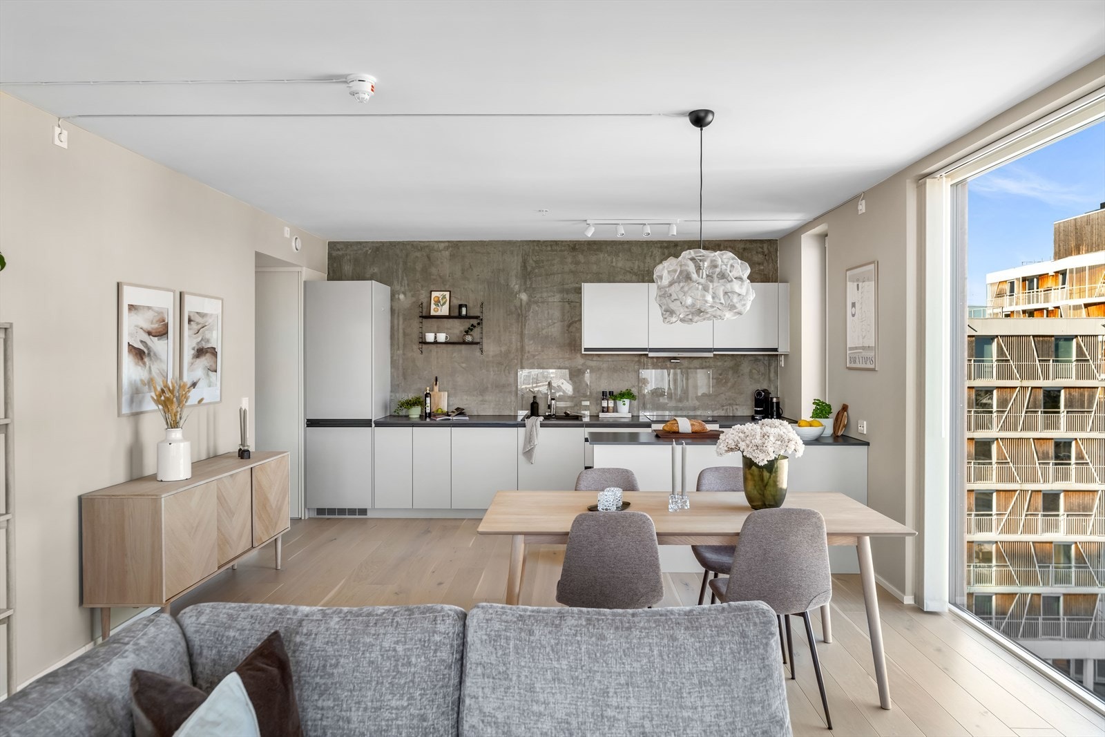 Det er god plass til både sofagruppe og spiseplass, og rommet oppleves som en naturlig sosial sone. Galleribilde
