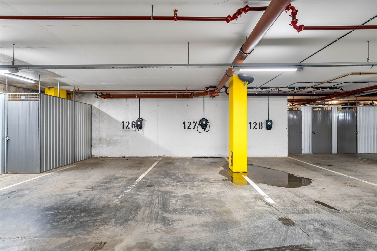 Det medfølger én garasjeplass i Dovrekvartalet P-hus, etasje U1. Det er fast plass, nr. 127, rett ved adkomst til heis opp i hus B. Elbillader fra Zaptec medfølger. Galleribilde