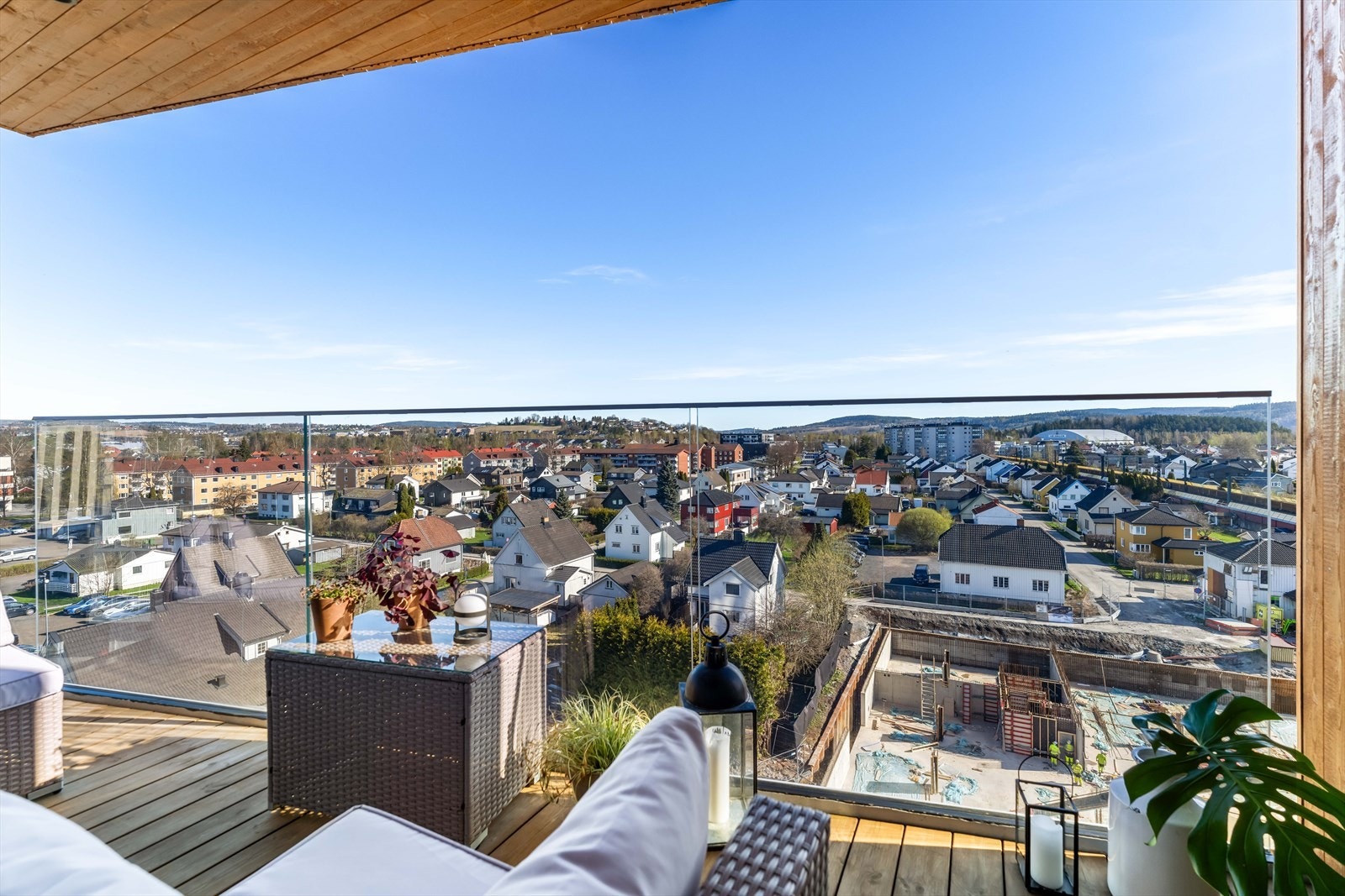 Her er det plass til utemøbler slik at du kan nyte rolige morgener med kaffe eller lange sommerkvelder ute. Galleribilde