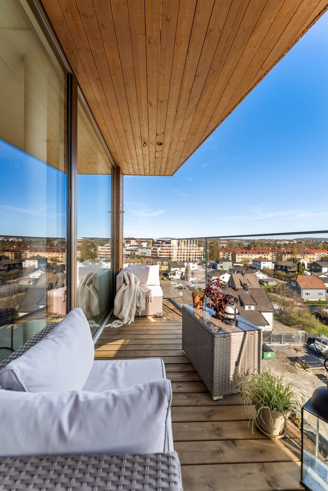Fra stuen er det utgang til balkong på 7 m². Balkongen fungerer som en naturlig forlengelse av stuen i sommerhalvåret og gir ekstra romfølelse i leiligheten. Galleribilde