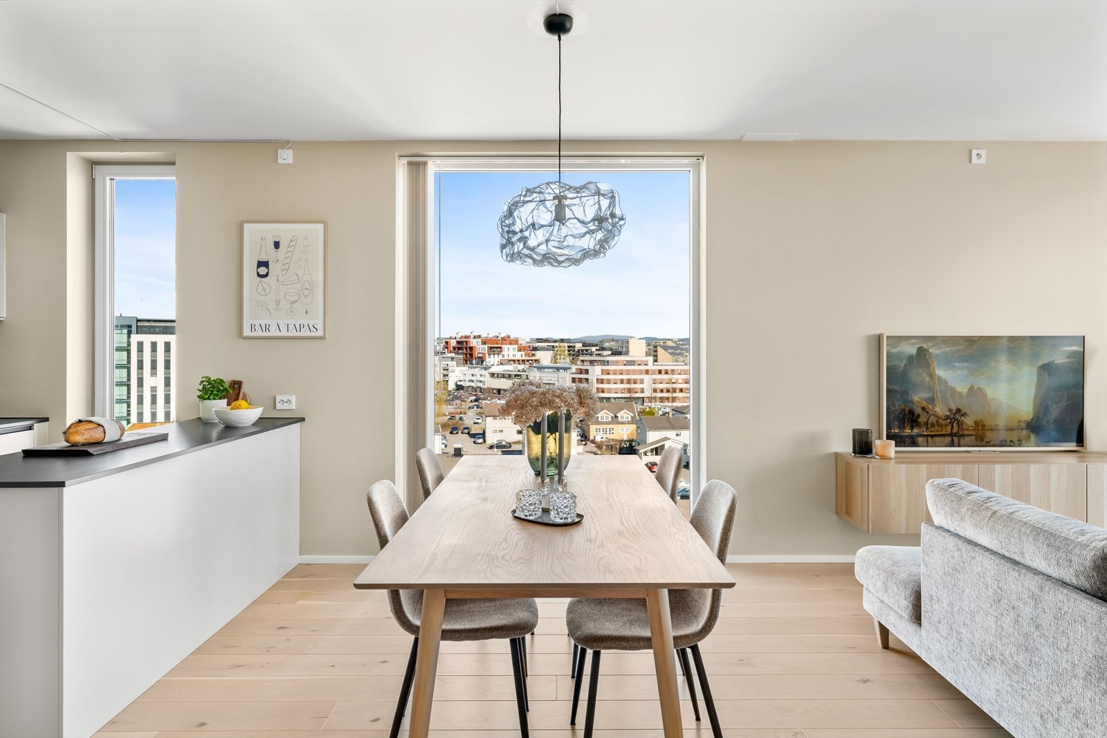 Her er det god plass til et større spisebord, plassert med utsyn over den langstrakte utsikten. Galleribilde